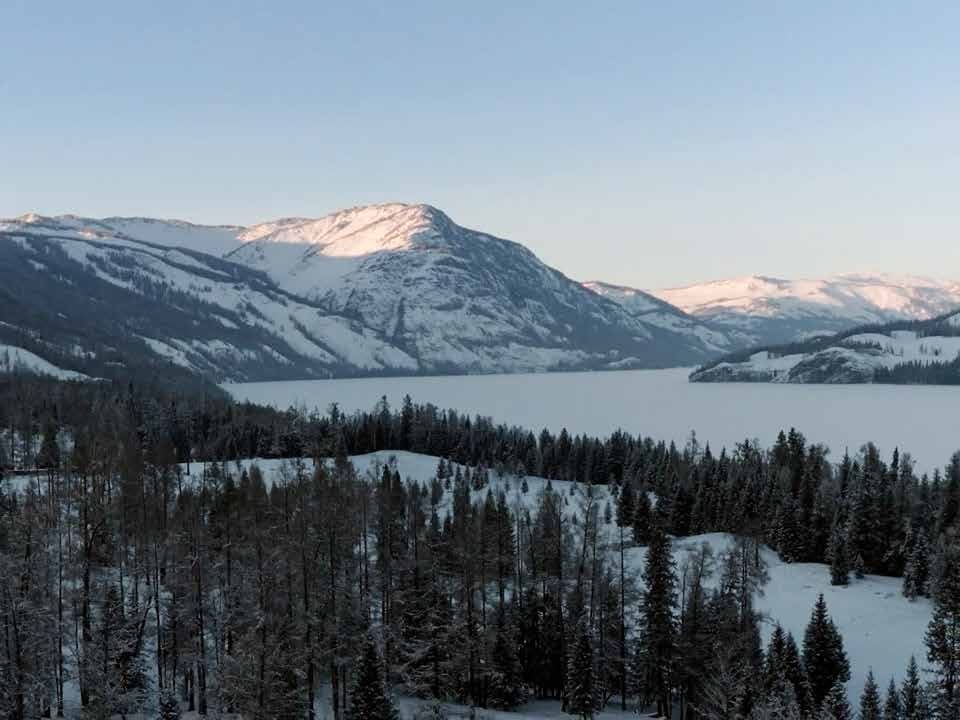 雪山湖泊